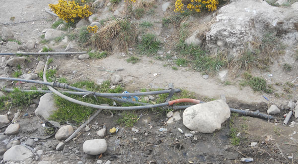 "Network of plastic/flexible tubes providing untreated water" in Chuquiaguillo. Photo: Erma Uytewaal, IRC.