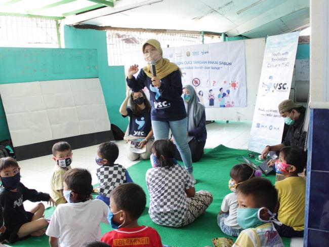 Khorik talking to children at a Youth with Sanitation meeting