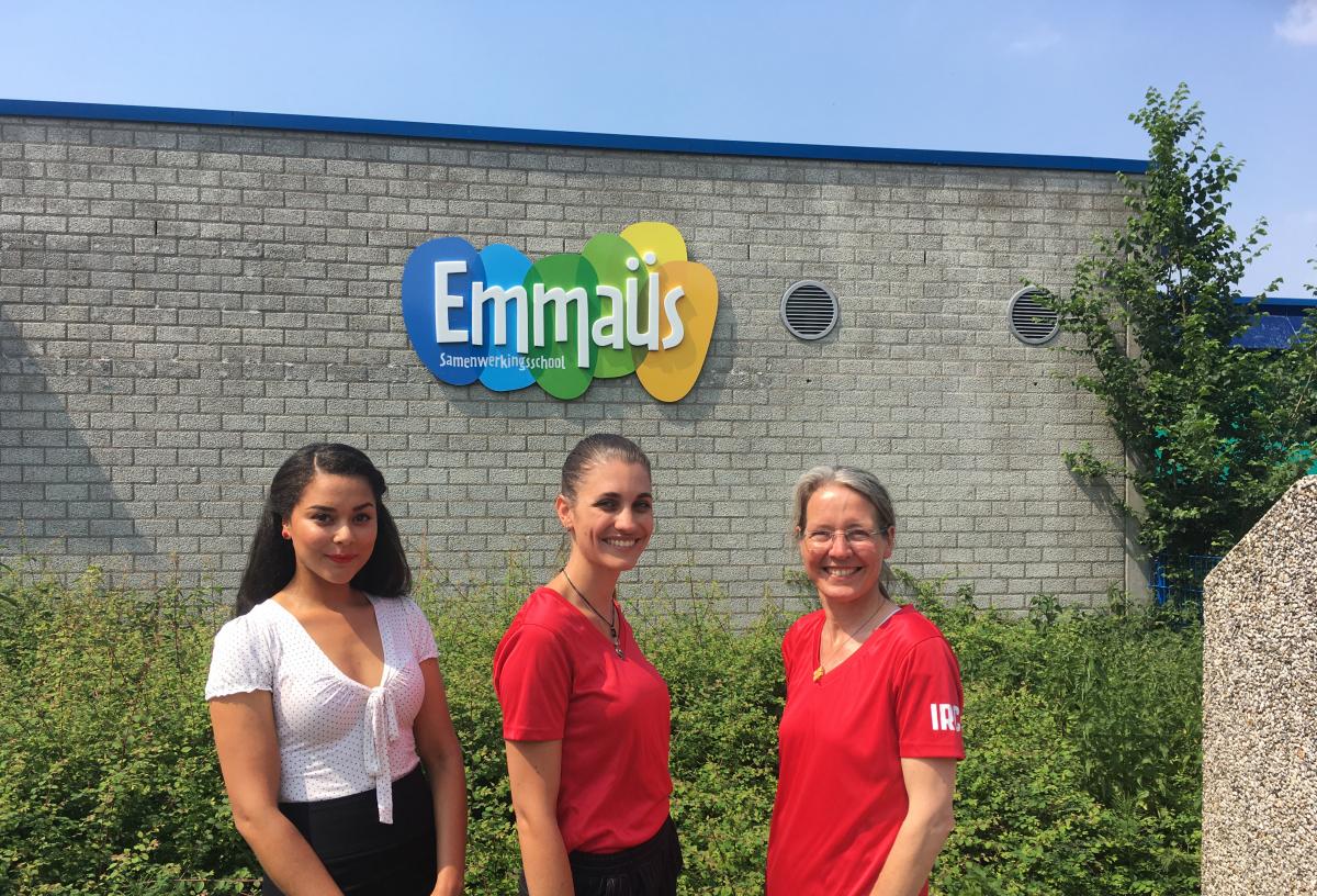 Elianey Kegel (Amnesty), Sara Bori (IRC) and Ingeborg Krukkert (IRC) before the Dutch primary school 